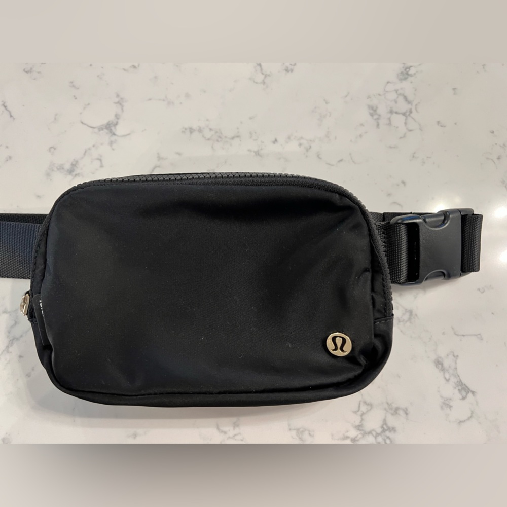 Black Lululemon Everywhere Belt Bag 1L